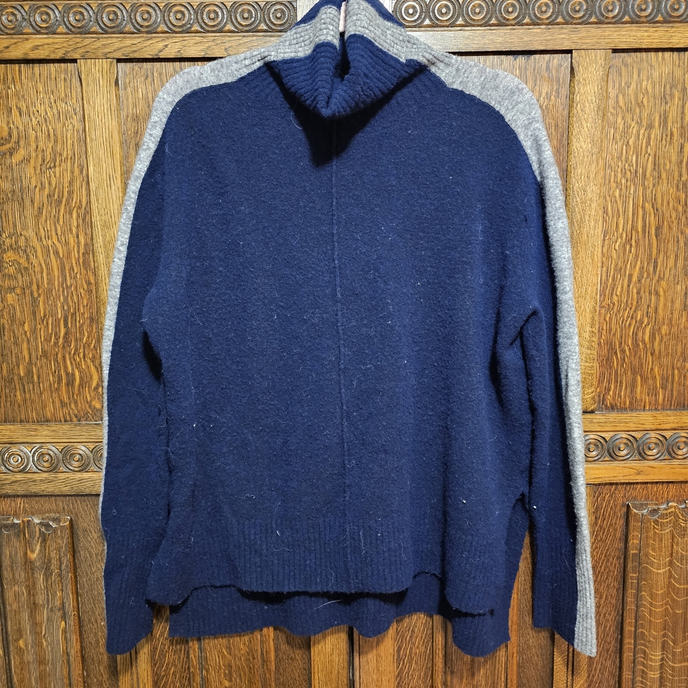 Althleta Navy and Gray Sweater